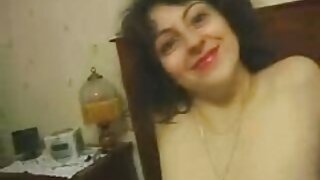 پتلی سیاہ بالوں والی ...